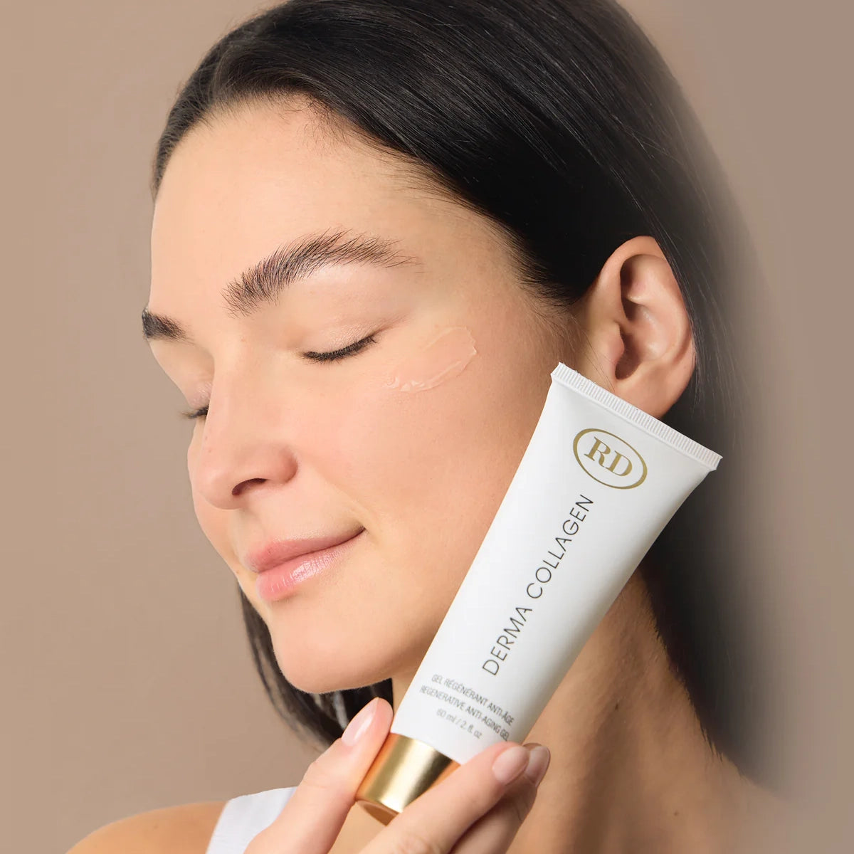 une femme qui tient un tube de Derma Collagen, gel régénérant anti-âge par RD.