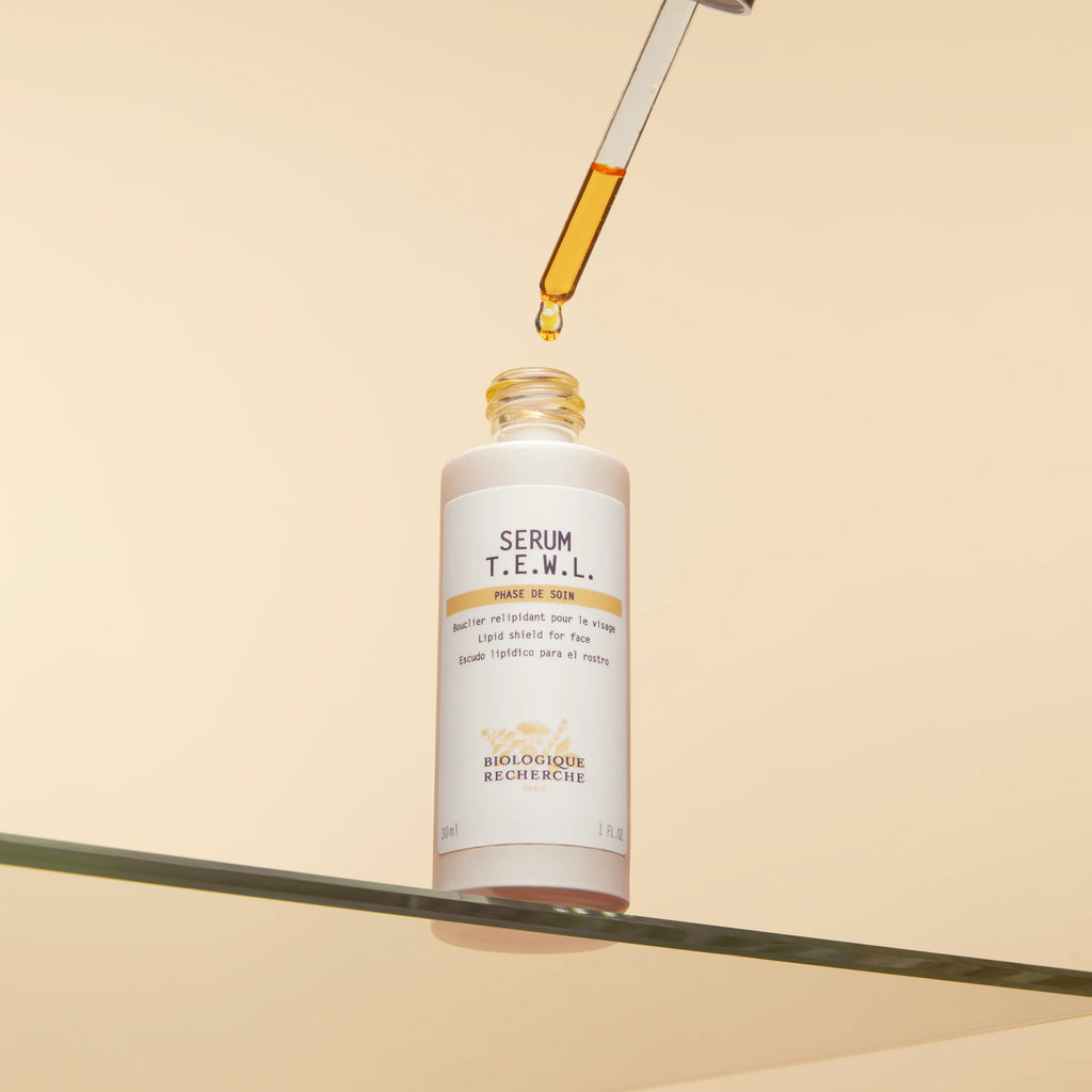 Bouteille et pipette du Serum T.E.W.L, bouclier relipidant pour le visage par Biologique Recherche. 