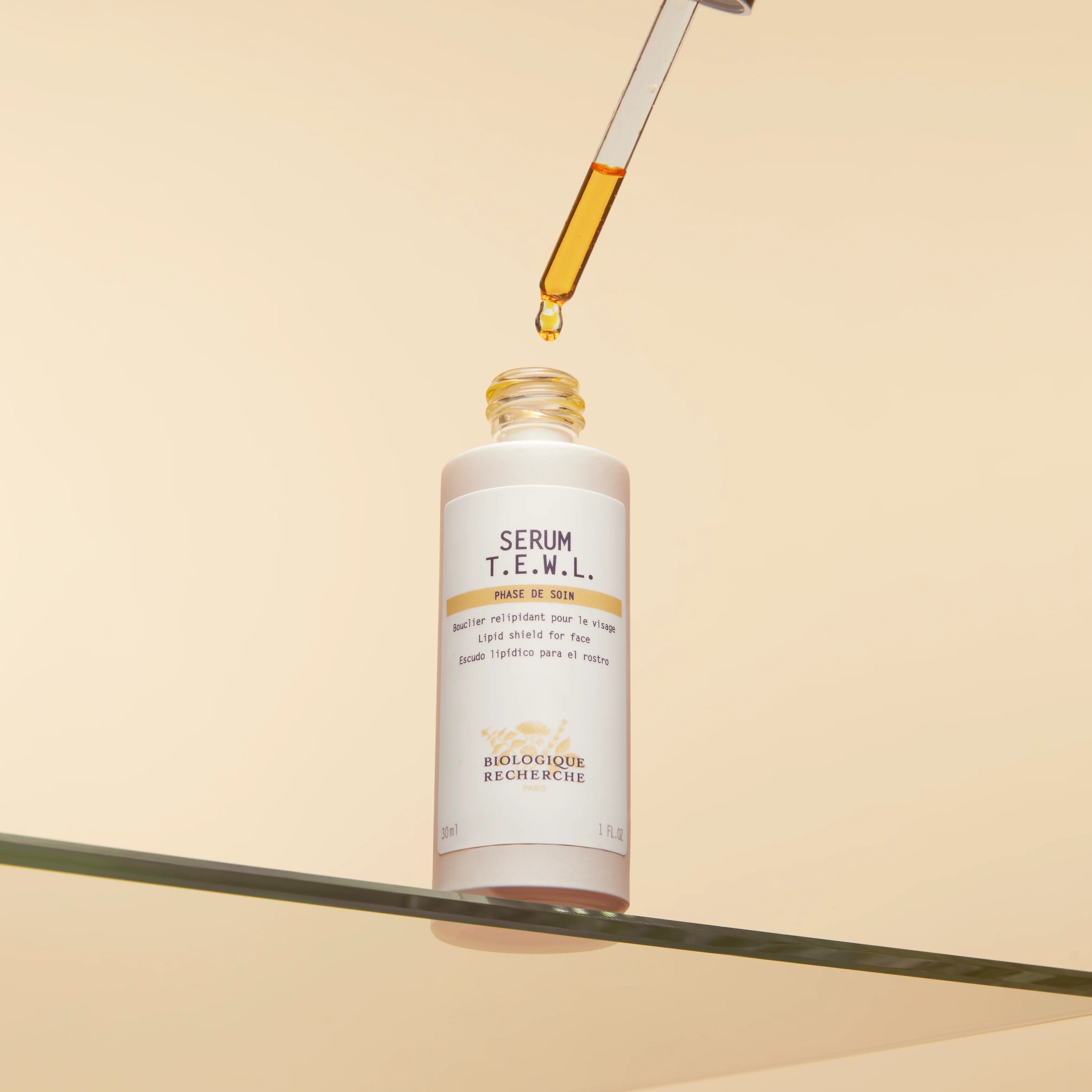 Bouteille et pipette du Serum T.E.W.L, bouclier relipidant pour le visage par Biologique Recherche. 