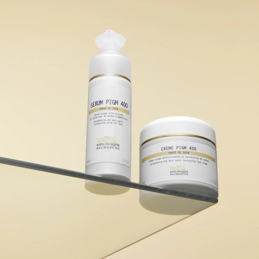 Bouteille de Serum PIGM 400, sérum visage éclaircissant et correcteur par Biologique Recherche 30ml et un pot de crème PIGM 400 pour un soin complet.