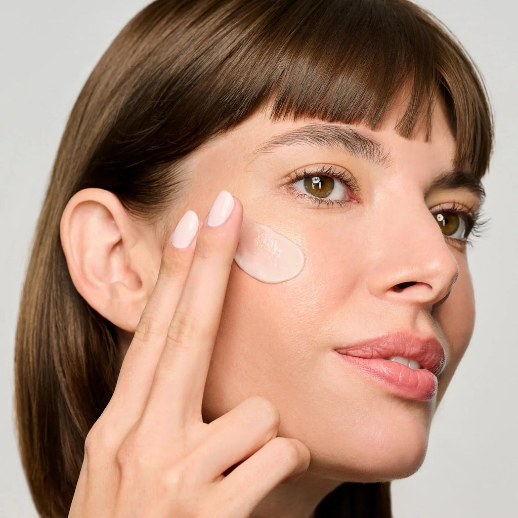 une femme qui se met Advanced RGN-6, crème réparatrice esthétique, améliore les signes visibles de l'âge par SkinCeuticals. 